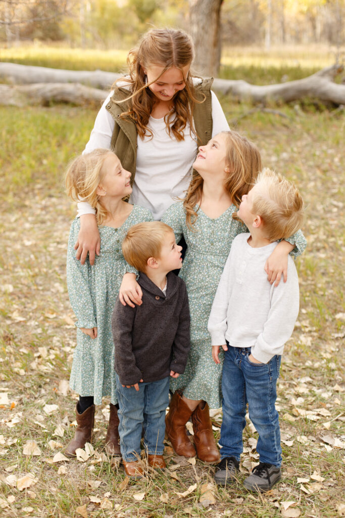 Siblings laugh together in Pueblo CO for what do I wear for family photos